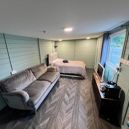 Cozy Cabin Independent Ensuite Γκίλντφορντ Εξωτερικό φωτογραφία