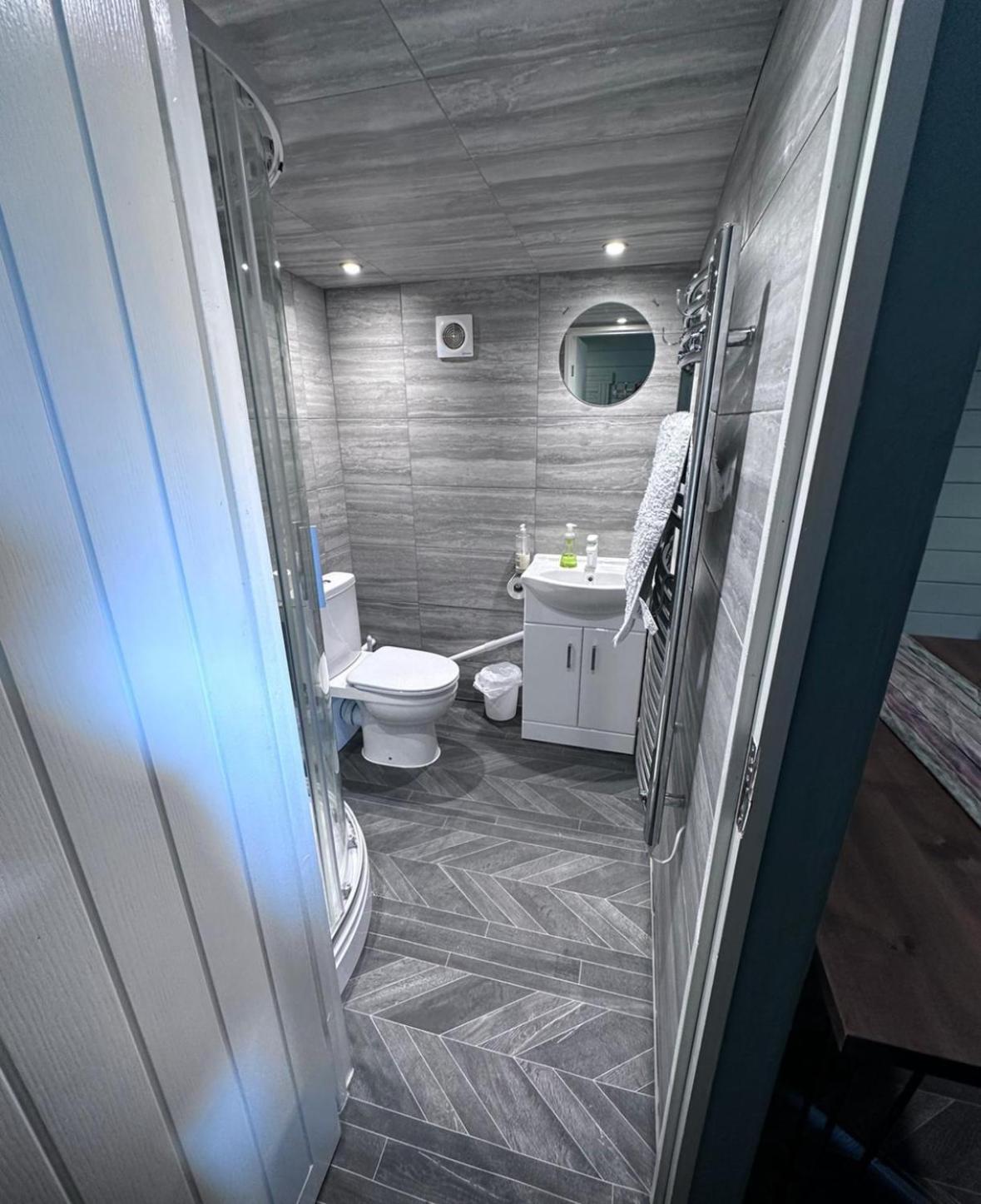 Cozy Cabin Independent Ensuite Γκίλντφορντ Εξωτερικό φωτογραφία
