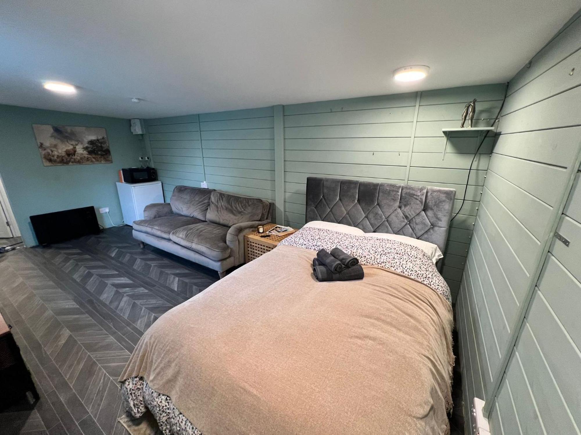 Cozy Cabin Independent Ensuite Γκίλντφορντ Εξωτερικό φωτογραφία