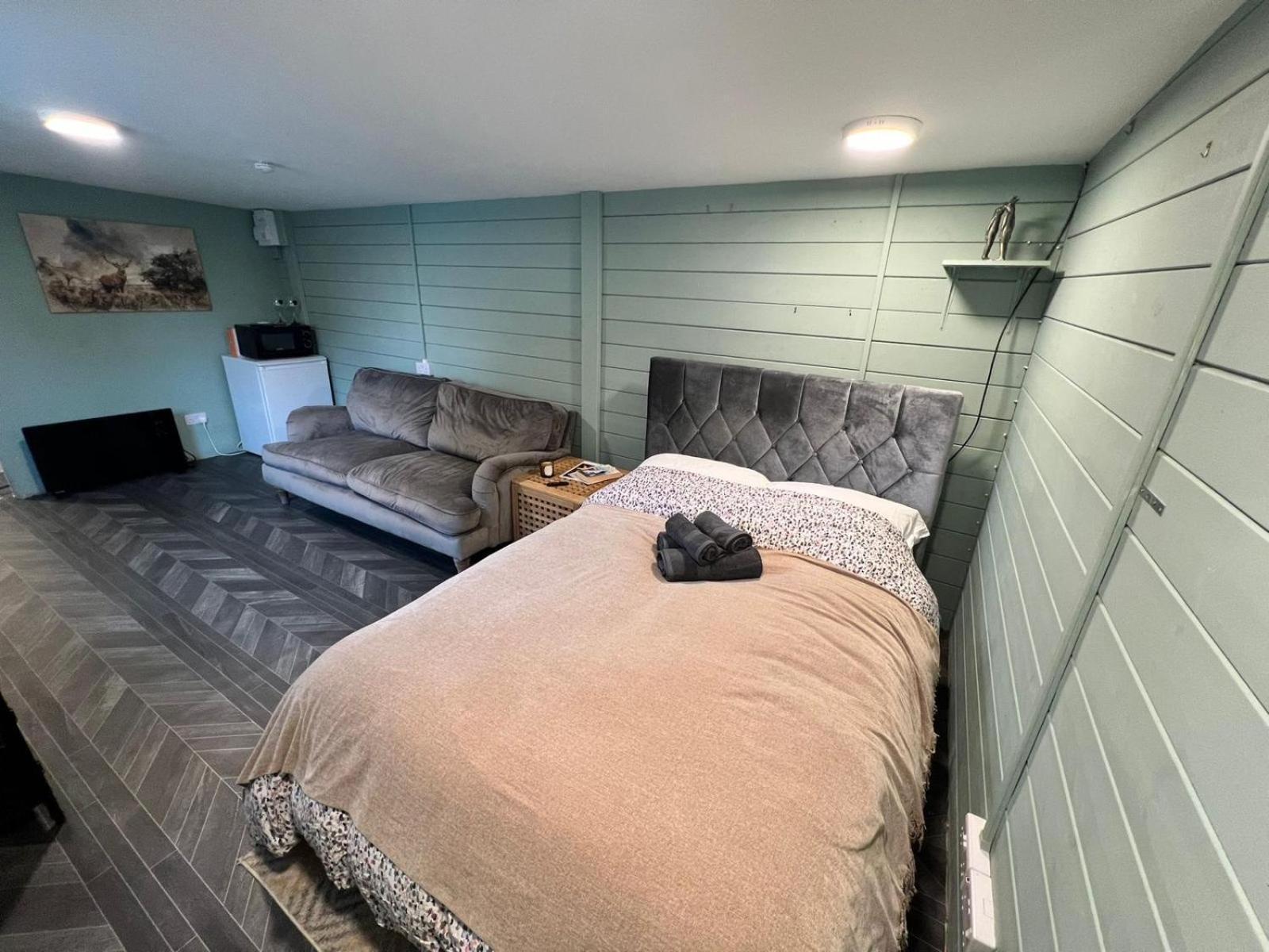 Cozy Cabin Independent Ensuite Γκίλντφορντ Εξωτερικό φωτογραφία