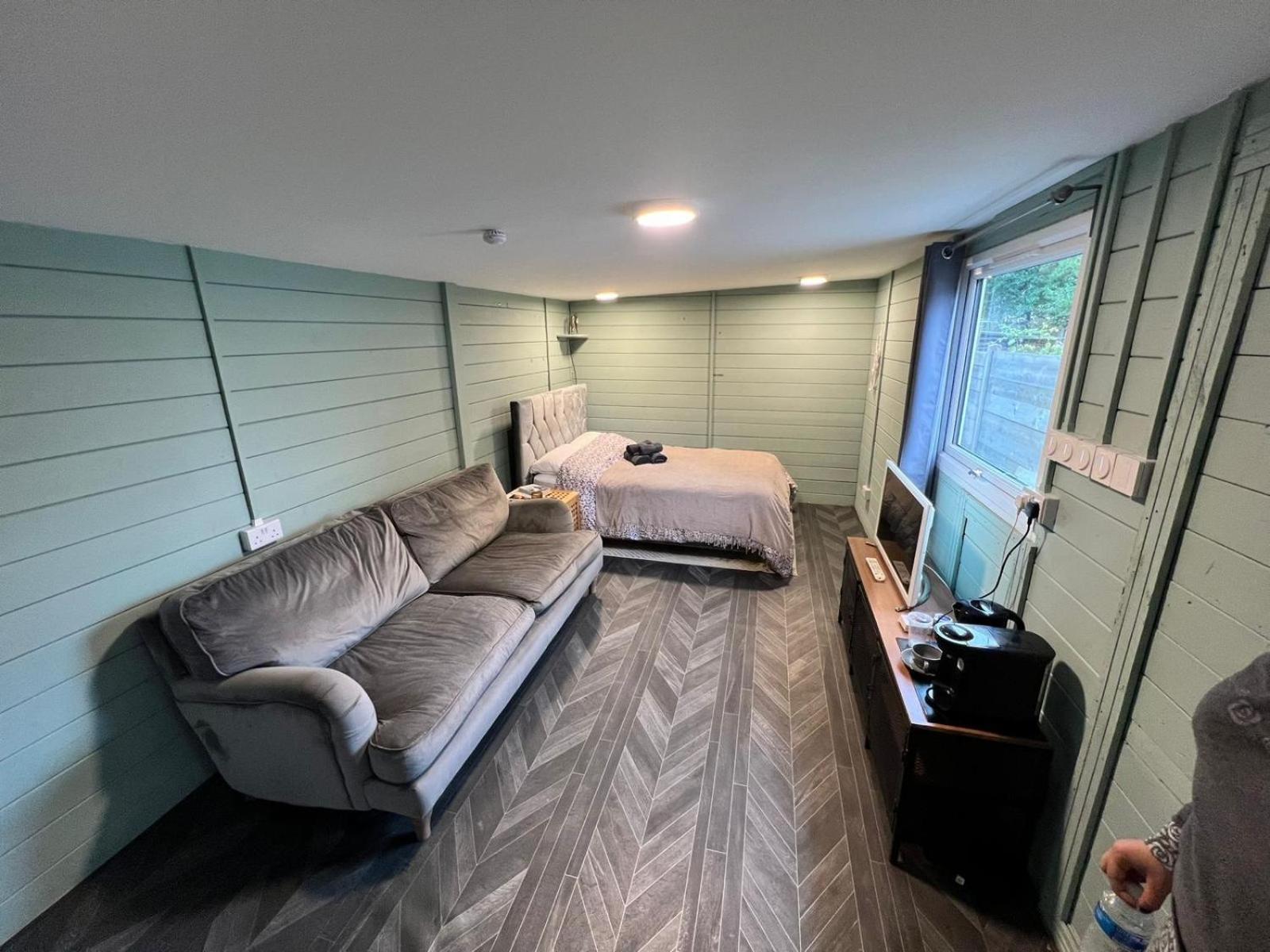 Cozy Cabin Independent Ensuite Γκίλντφορντ Εξωτερικό φωτογραφία
